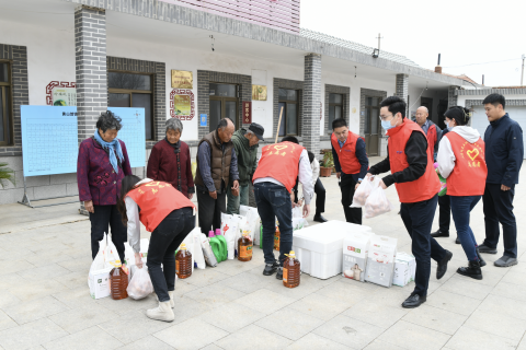 走訪慰問(wèn)送溫暖  企地共建筑和諧}