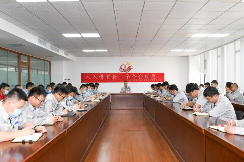 裕龍發(fā)展公司舉行“安全生產(chǎn)月”活動啟動儀式}